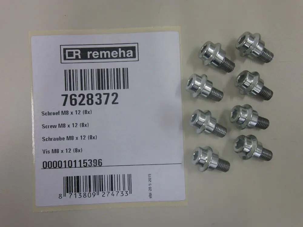 Sechs Metall-Schrauben in einer Anordnung, daneben ein Etikett mit den Informationen der Marke Remeha und dem Artikelcode.